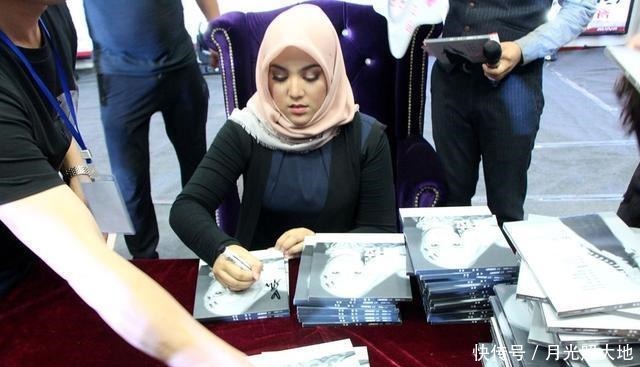 眼睛|为何茜拉上节目都戴头巾,当她摘下头巾时,简直不相信自己的眼睛