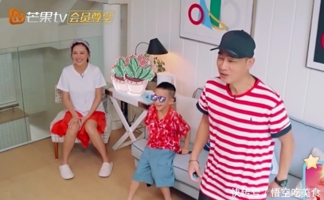 到陈小春|7岁Jasper终于翻身了,不停指挥陈小春干活,懂事举动又很暖心