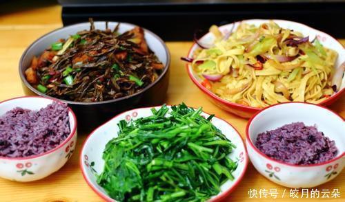 鸡蛋|你们家晚餐都吃啥看看我家的晚餐,三菜一汤,家人都抢着吃