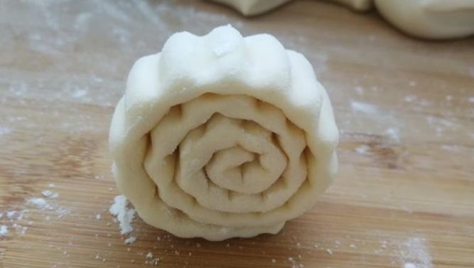 搞定|手把手教你在家蒸花卷,一根筷子就搞定,花卷蓬松柔软,比包子馒头还好吃