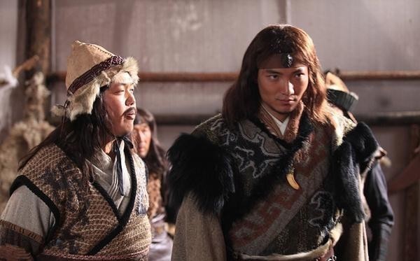  投降|杜甫写诗，把他吹上天，两年后他却投降叛国，奴颜婢膝令杜甫蒙羞