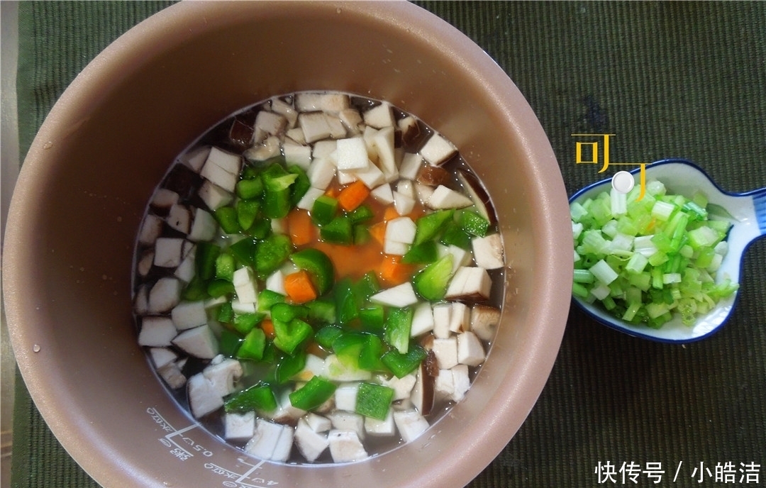  食材|最适合夏天吃的焖饭，不用开火，五种食材一起焖，每人两碗不够吃