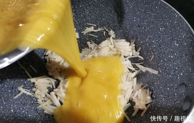  炒鸡蛋|别总韭菜炒鸡蛋，搭配这种“益智菜”，补脑通便，口感还脆爽