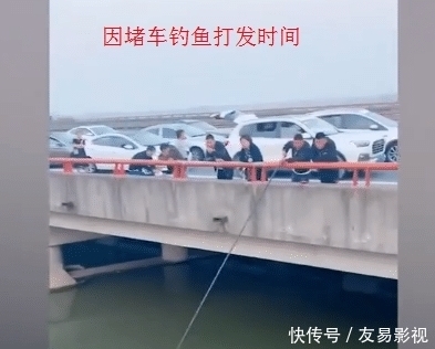 堵车|实拍曝光:高速堵车又随地处大小便,垃圾也随地扔!