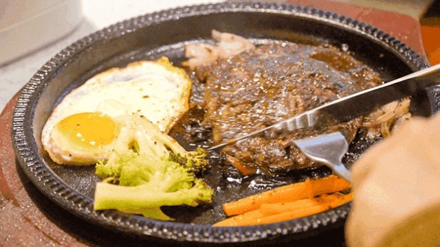 吃牛排|华晨宇晒牛排早餐,意外曝光餐具上万元