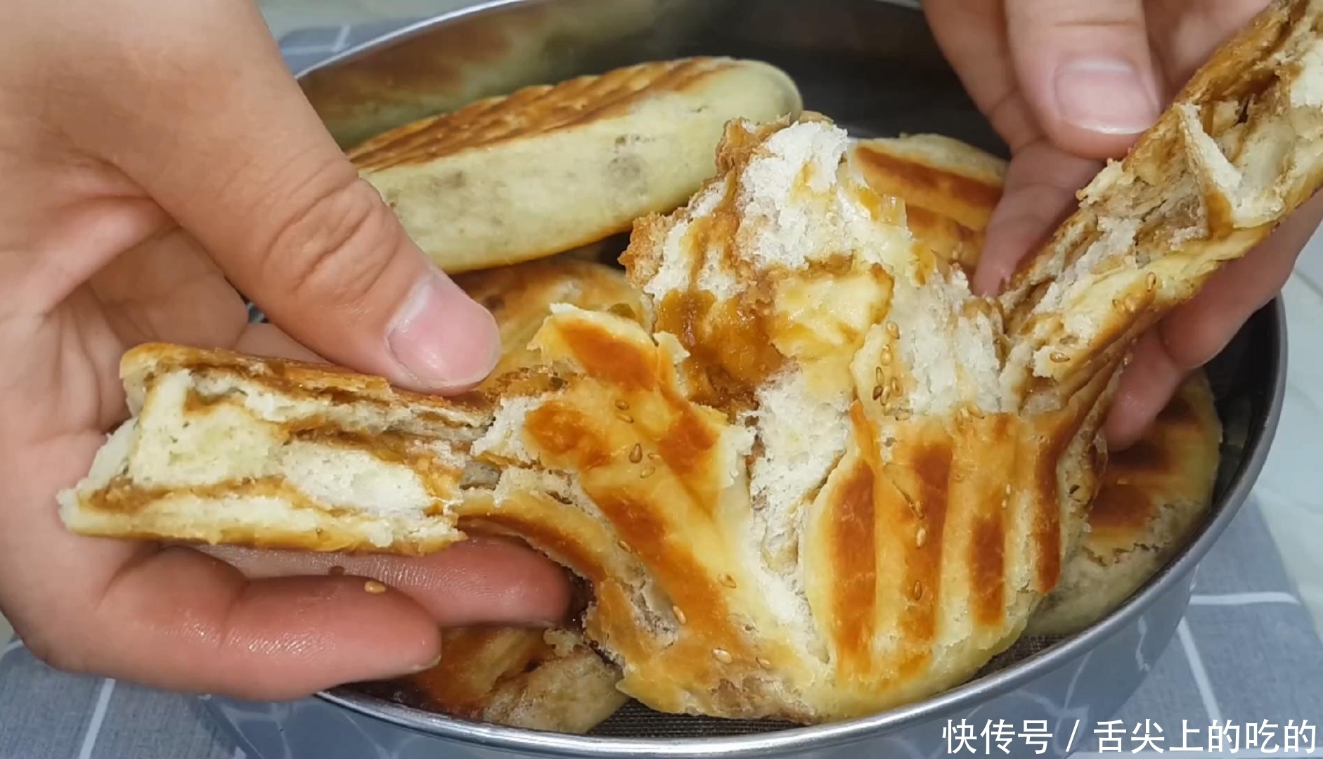 念念不忘|烧饼别买着吃了,加几勺酱料,外皮焦脆又多层,吃过就念念不忘