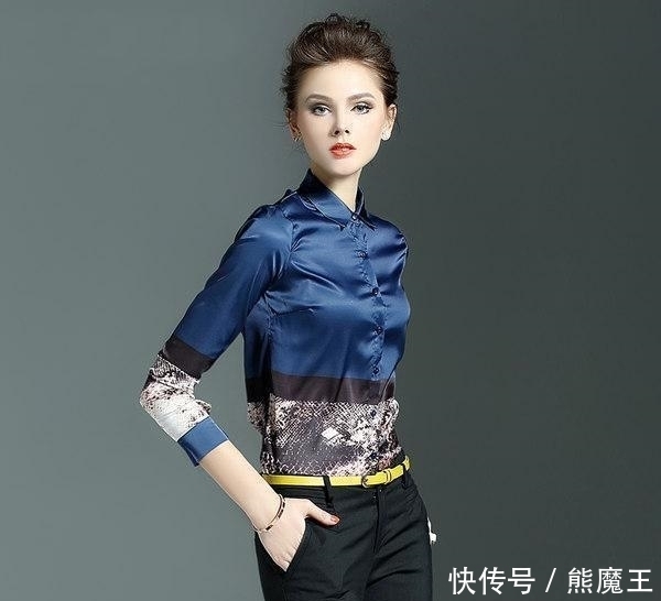  气质|常年打拼于职场的女性，选上一条海青蓝印花衬衣，高档又不失气质