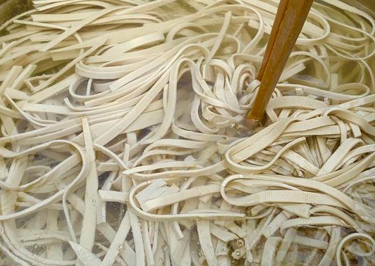 豆皮|凉拌豆皮怎么做好吃？教你农家开胃下饭吃法，端上桌能多喝两杯酒