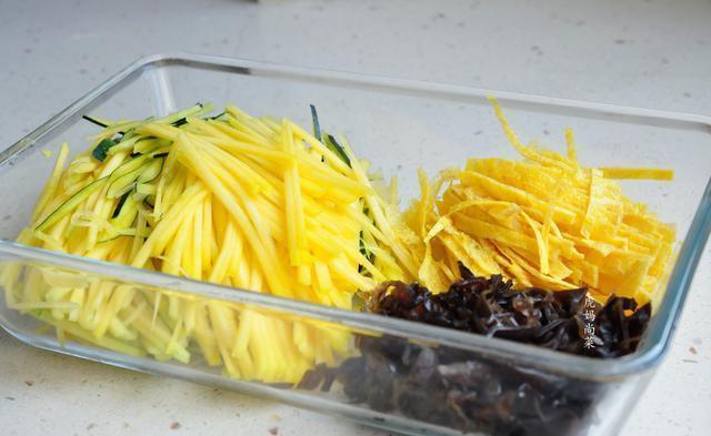 清甜|三伏天不吃这菜,到秋天就老了,炒米粉脆嫩又清甜,皮都不用去