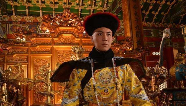 登基|嘉庆被立储前一天,和珅登门献上宝玉,嘉庆看罢:我登基后你必死