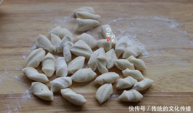 晒晒|晒晒我家的午餐,既是主食也是菜,简单省事一人一碗,老公吃得欢