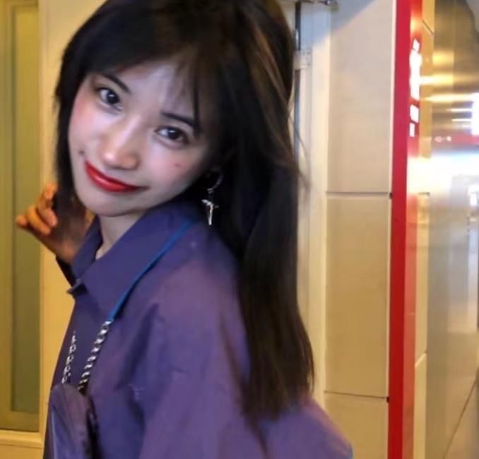  照片|段小薇《青你》淘汰后去吃火锅，路人随手拍下照片，与节目判若两人