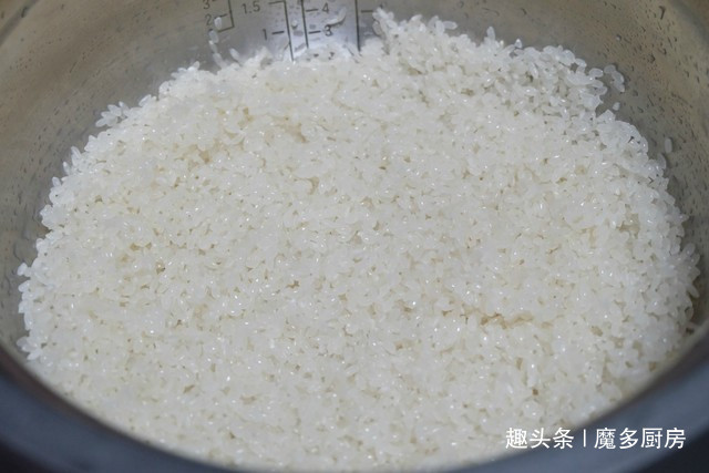  食材|电饭锅只蒸白米饭太浪费，4种食材和大米同煮，有肉有菜香喷喷