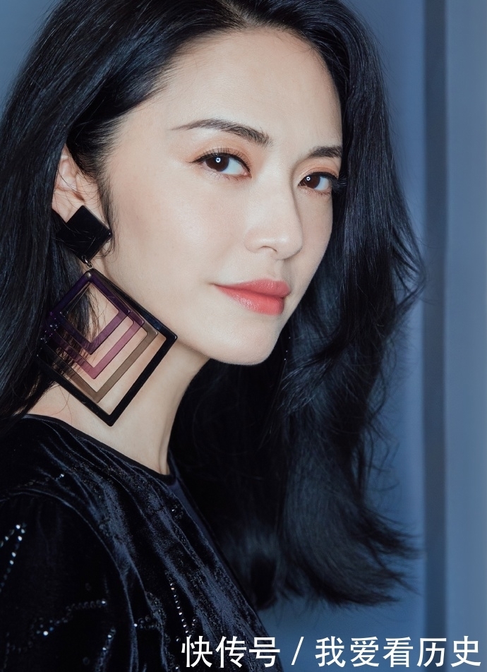 耳环|40岁姚晨依旧魅力十足,黑丝绒裙高贵大气,炫彩菱形耳环时髦亮眼