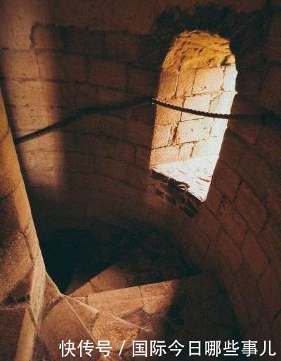 真的|欧洲古堡的七大秘密: 地牢是给贵族住的?护城河里真的有鳄鱼吗?