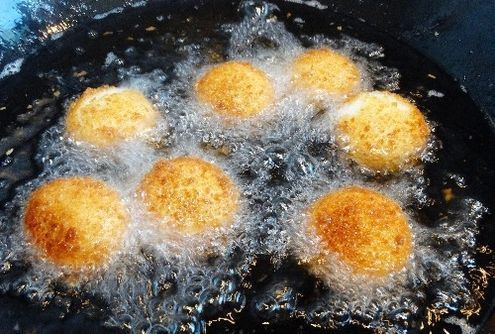 油锅|炸汤圆,直接下油锅炸大错特错!少了这2步,汤圆粘连,还会爆裂
