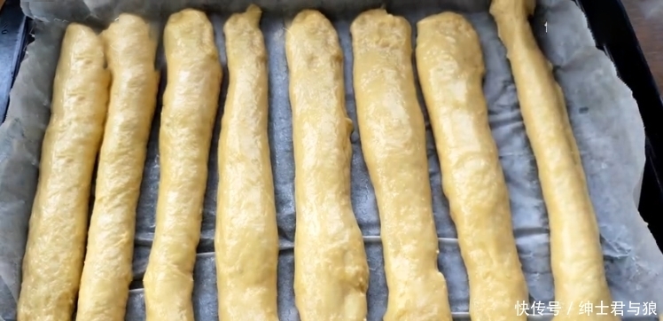 拉丝|教你真正懒人面包做法，不用揉面，不用黄油，出炉拉丝又柔软