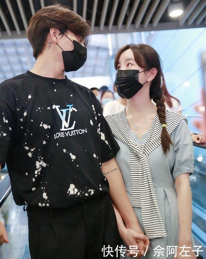  黑色衬衫|张檬小五十指相扣现身机场，大方秀恩爱，高调撒狗粮！配的一脸