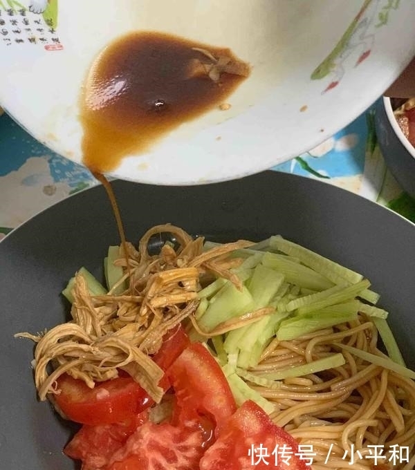 干辣椒|夏天要多吃面条,教你个懒人做法,一人三碗不够吃!大家别错过!