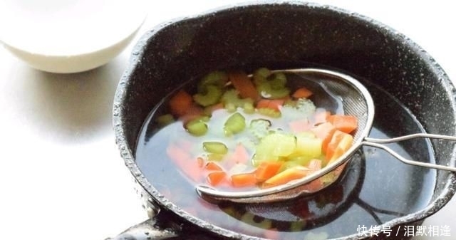  芹菜跟胡萝|睡前泡上，早上煮煮拌拌，清爽的佐粥小菜就有了，倍儿好吃