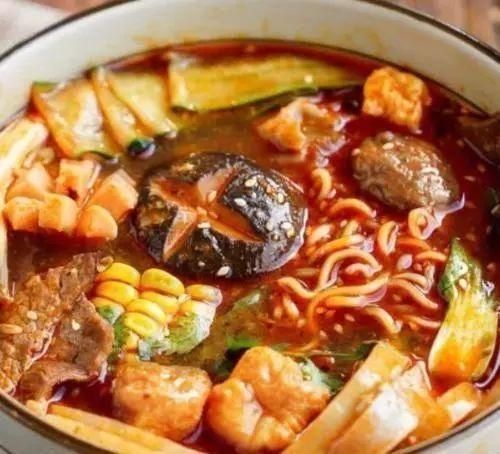 泡面|“汤最好喝”的3款泡面，康师傅落榜，网友我能把它吃“破产”