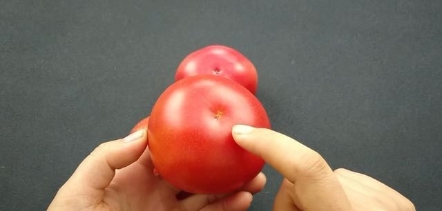  多汁|买西红柿要挑选“母”的，顶部看一眼就能辨出，沙甜又多汁