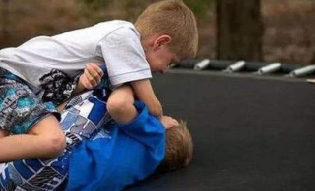 索赔|孙子摔坏同学玩具车,家长张口索赔1000,爷爷的话让对方无话可说