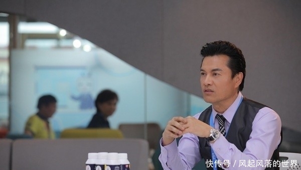 不经意|65岁吕良伟成功转型B站实习生 面试间隙不经意小动作引热议