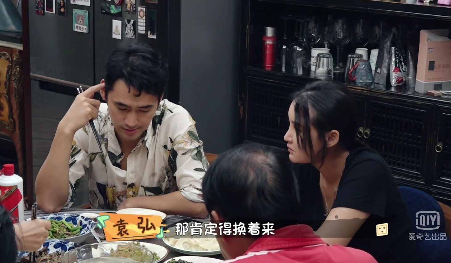 美食|张歆艺探班袁弘,给全剧组送美食和风扇,袁弘上来就是一个树懒抱