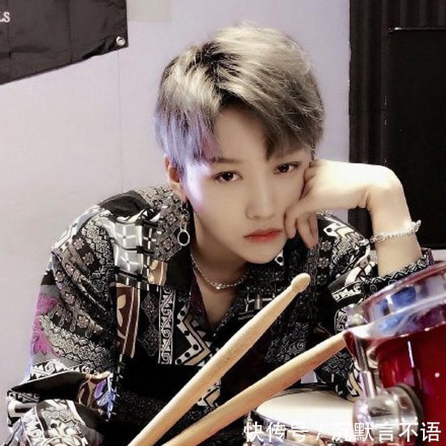 担当|C位担当刘雨昕加入《潮流合伙人2》,你喜欢她的中性风穿搭吗