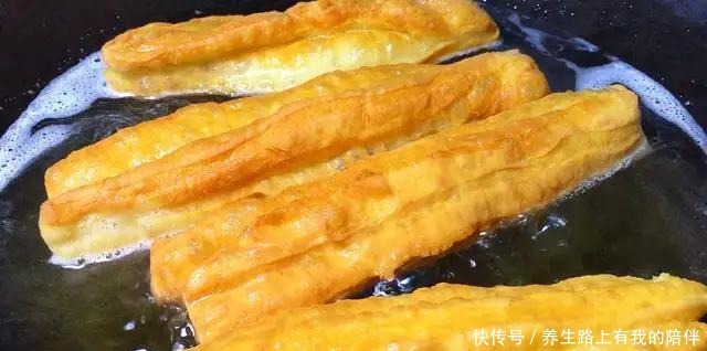 失败|炸油条有人用泡打粉,有人用酵母粉都不对,教你正确做法,零失败
