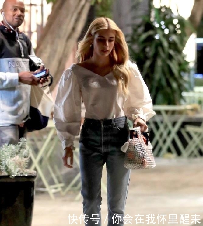 漂亮|艾玛·罗伯茨越来越漂亮，穿着泡泡袖夹克搭配高腰牛仔裤