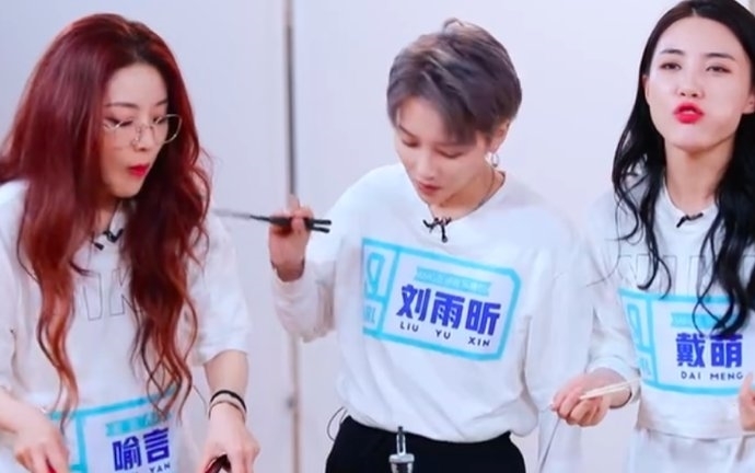 烦恼|刘雨昕临近总决赛很轻松,与劲敌喻言互相打闹,不为争C位而烦恼