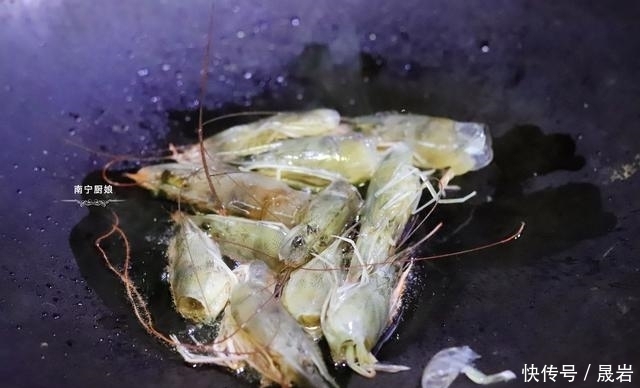 美味|喜欢吃豆腐的要收藏,加入咸蛋黄和虾仁这样煮,入味又鲜香美味