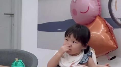 王祖蓝|王祖蓝女儿不吃饭,谁注意他的做法,真的有一套