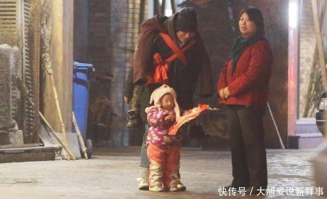  儿子|景区回应老人乞讨 儿子开车接送无权驱赶