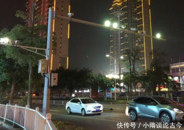  车主在通过|开车经过摄像头时被闪了一下是因为违章了？交警：不懂的要吃亏！