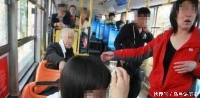 洋洋|小学生给老人让座,书包忘拿起来,老人一把摔在地上,孩子哭了