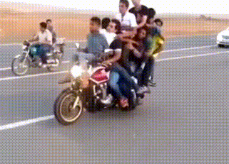 摩托车|搞笑GIF:三哥呀你们这样做有考虑过摩托车的感受吗?