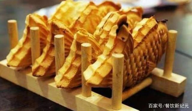 挤爆|90后小伙,街边开店卖“面包鱼”,5元一条,门店顾客要挤爆了