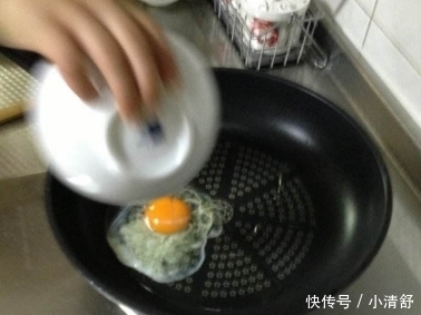 鸡蛋|煎荷包蛋别傻傻只倒油！多加这样“东西”，荷包蛋又圆又嫩不粘锅