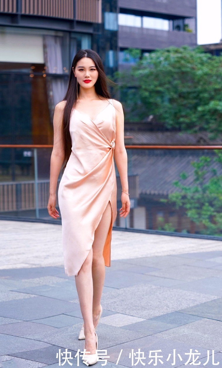 女生|最适合女生穿的还是裙子,简约时尚,让搭配看起来非常个性