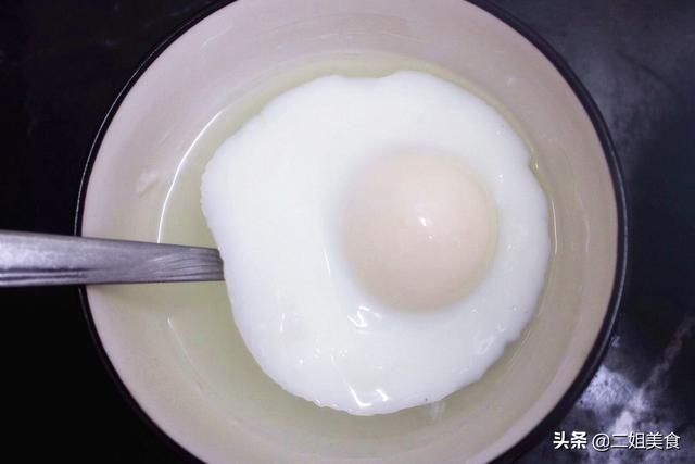  圆嫩|水煮荷包蛋，记得不能水开下锅，多加一步，鸡蛋圆嫩完整不出沫