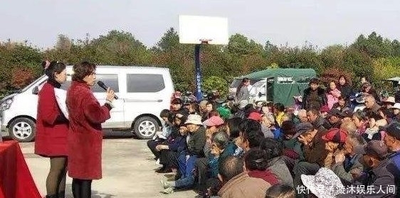 收钱|有人在农村每家每户收钱,给10元账本上记100元,很多人已经上当