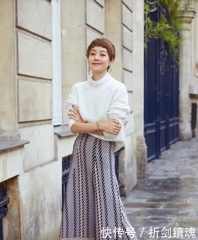 搭配|马伊琍简直是“气质女神”,墨绿色雪纺衫配半裙,尽显知性优雅感!