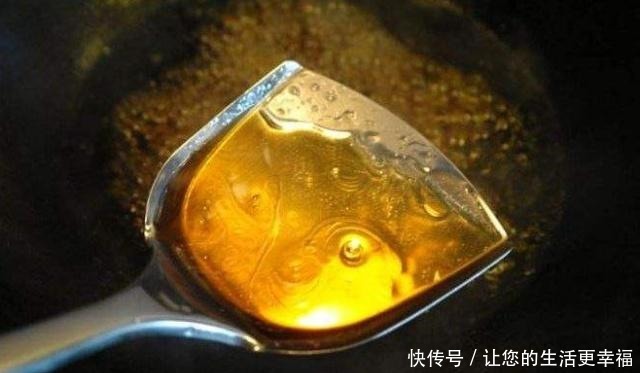难怪|炒糖色时,应该先放水还是先放油很多人弄错,难怪颜色不好看!