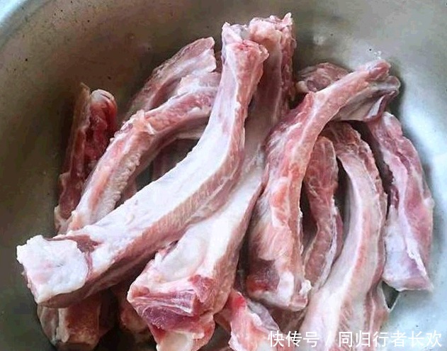 炖排骨|炖排骨,下锅还是出锅前放盐?这1步做错,排骨又老又柴,不入味