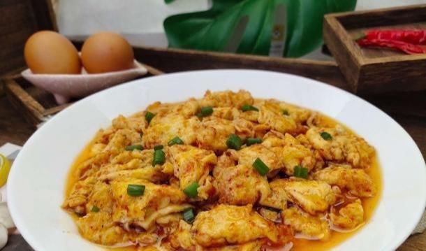 家常|家常炒蛋谁都会，但酱汁炒蛋你肯定没吃过口感嫩滑，拌饭吃秒光