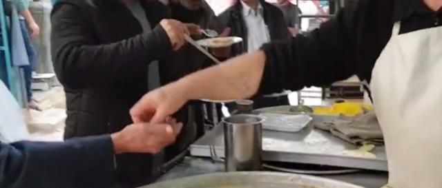 三份|大叔路边卖“黑暗料理”,路人一脸嫌弃,识货的人三份都不够吃