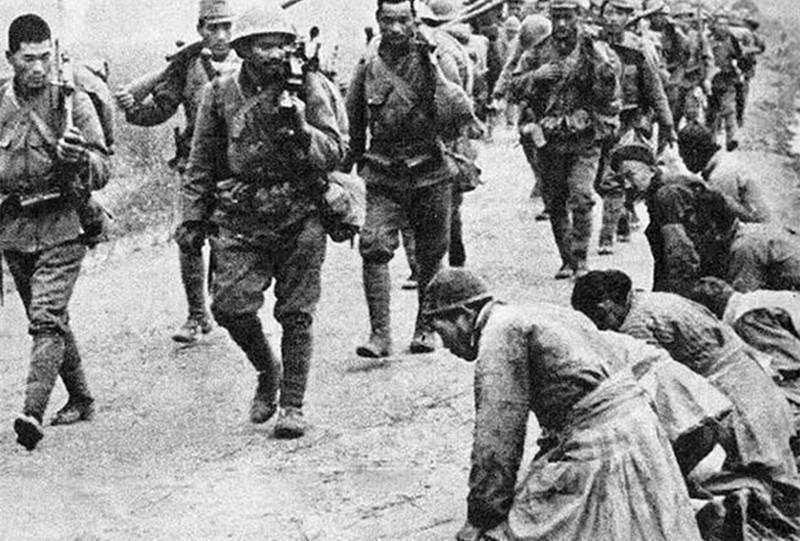 抓进|日本鬼子旧照图2鬼子被纳粹包围,图4女孩被抓进炮楼让人心痛